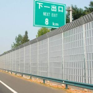 高速隔音屏護(hù)欄3